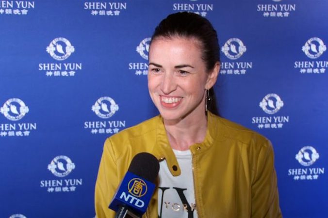 Brooke Synnott, dyrektorka szkoły tańca Theatrix Dance Center, oglądała występ Shen Yun Performing Arts w Regent Theatre w Melbourne, Australia, 15.02.2019 r. (NTD Television)