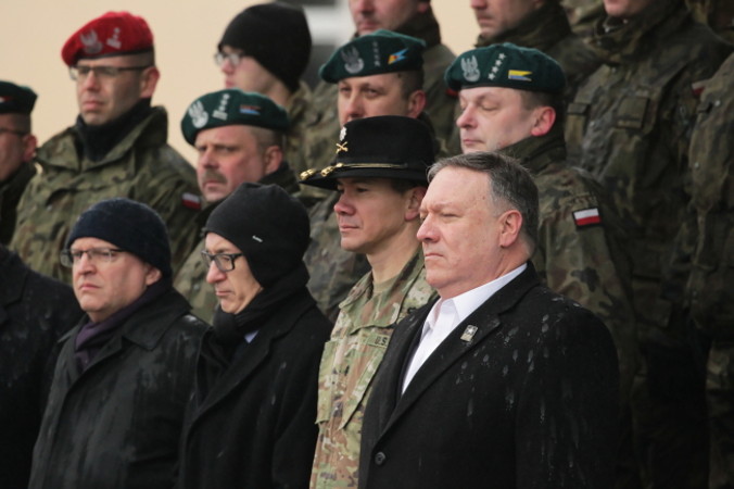 Sekretarz stanu USA Mike Pompeo (po prawej) podczas spotkania z żołnierzami Batalionowej Grupy Bojowej NATO, Bemowo Piskie, 13.02.2019 r. (Tomasz Waszczuk / PAP)