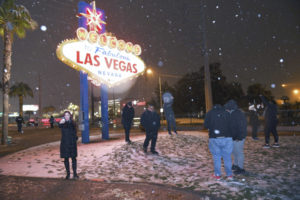 Oficjalne zdjęcie udostępnione przez Biuro Prasowe w Las Vegas przedstawia ludzi robiących sobie zdjęcia przed znakiem „Welcome to Las Vegas”. Śnieg spadł w Las Vegas, stan Nevada, Stany Zjednoczone, 20.02.2019 r. Wydane 21.02.2019 r. (SAM MORRIS/LAS VEGAS NEWS BUREAU HANDOUT/PAP/EPA)
