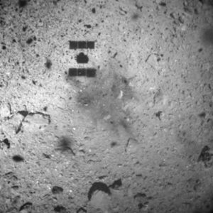 Oficjalne zdjęcie udostępnione przez Japońską Agencję Badań Kosmicznych (JAXA), wykonane kamerą Optical Navigation Camera (ONC)-W1 o 7.30 (JST, Japan Standard Time) w dniu 22.02.2019 r. Na fotografii widoczny cień lądownika Hayabusa 2 lądującego na asteroidzie Ryugu (JAXA, TOKYO UNIVERSITY, KOCHI UNIVERSITY, RIKKYO UNIVERSITY, NAGOYA UNIVERSITY, CHIBA INSTITUTE OF TECHNOLOGY, MEIJI UNIVERSITY, AIZU UNIVERSITY, NATIONAL INSTITUTE OF ADVANCED INDUSTRIAL SCIENCE AND TECHNOLOGY/PAP/EPA)