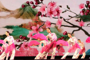Nadzieja na odrodzenie – tak jak kwiat śliwy przypomina, że wiosna i odrodzenie życia są już blisko, tak Shen Yun przynosi nadzieję poprzez odrodzenie tradycyjnej kultury chińskiej<br/>(Shen Yun Performing Arts)