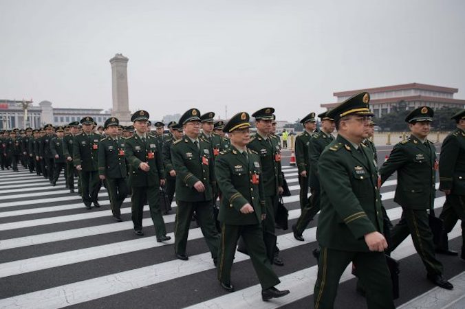 Delegaci wojskowi przybywają na Ogólnochińskie Zgromadzenie Przedstawicieli Ludowych, które odbędzie się w Wielkiej Hali Ludowej w Pekinie, 11.03.2018 r. (NICOLAS ASFOURI/AFP/Getty Images)