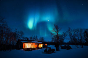 W nocy ze środy na czwartek nad Polską może być widoczna zorza polarna. Największe szanse na obserwacje będą mieli obserwatorzy na północy kraju (Pexels / <a href="https://pixabay.com/pl/photos/aurora-borealis-niebieski-kabina-1839582/">Pixabay</a>)