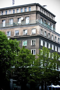 Budynek mieszkalny w Nowej Hucie, dzielnicy Krakowa (Ann Baekken – krakow-123, CC BY 2.0 / <a href="https://commons.wikimedia.org/w/index.php?curid=76854461">Wikimedia</a>)
