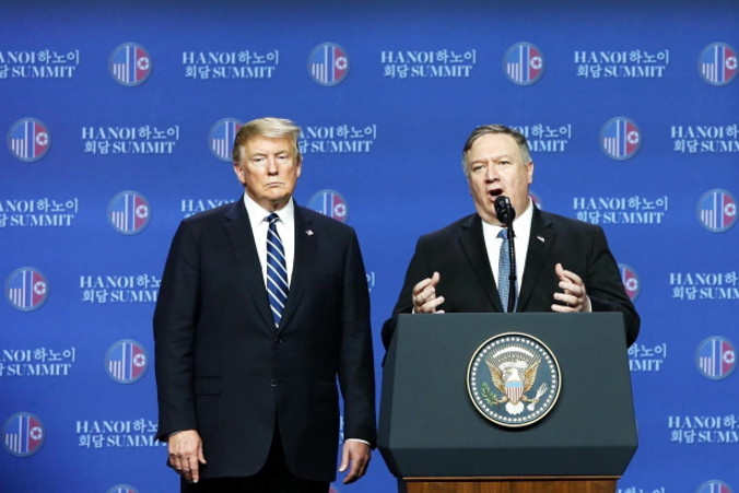 Prezydent USA Donald J. Trump i sekretarz stanu Mike Pompeo (po prawej) podczas konferencji prasowej po spotkaniu z przywódcą Korei Płn. w Hanoi, Wietnam, 28.02.2019 r. (STRINGER/PAP/EPA)