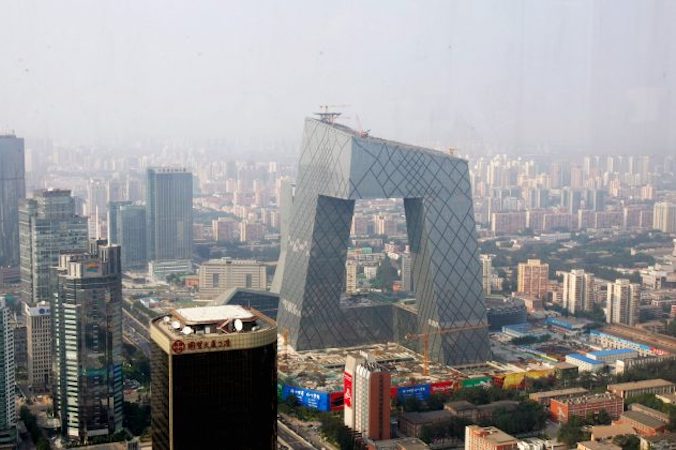 Budynek siedziby głównej China Central TV góruje nad centralną dzielnicą biznesową Pekinu, Chiny, 12.08.2008 r. (China Photos / Getty Images)