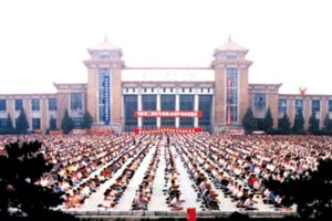 Duża grupa zwolenników Falun Gong wykonuje ćwiczenia w mieście Shenyang w Chinach, zanim zaczęły się prześladowania (Minghui.org)