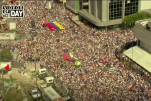 Tłumy zwolenników partii opozycyjnej zgromadzone na ulicach Caracas w Wenezueli biorą udział w proteście przeciwko rządowi prezydenta Nicolasa Maduro, 2.02.2019 r. (screen z materiału The Epoch Times)