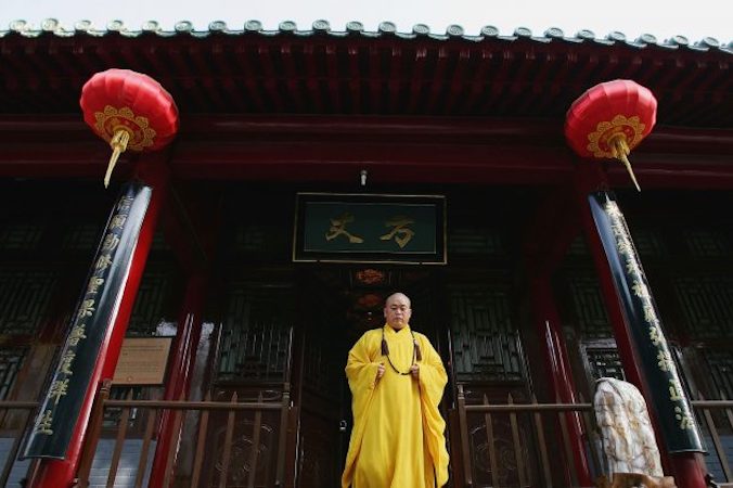 Shi Yongxin, opat ze świątyni Shaolin, wychodzi z klasztoru w Dengfeng, prowincja Henan, Chiny, 7.04.2005 r. (Cancan Chu / Getty Images)