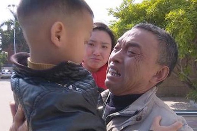 Po raz pierwszy od ponad roku Feng zobaczył swojego wnuka po odnalezieniu go przez policję (Beijing Youth Daily / webo.com)