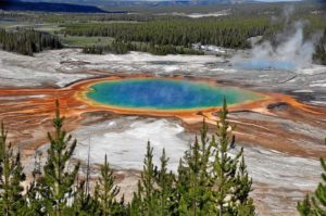 Grand Prismatic Spring w Parku Narodowym Yellowstone. W całym parku pełno jest gejzerów i gorących źródeł ogrzewanych przez magmę, która zalega kilka kilometrów pod powierzchnią ziemi (James St. John from Newark, Ohio – Flickr, CC BY 2.0 / <a href="https://commons.wikimedia.org/w/index.php?curid=34191673">Wikimedia</a>)