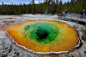Turyści oglądają gorące źródło Morning Glory Pool w Upper Geyser Basin, Park Narodowy Yellowstone w stanie Wyoming, USA, 14.05.2016 r. (Mark Ralston/AFP/Getty Images)