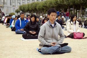 Praktykujący Falun Gong medytują przed ratuszem w San Francisco, 3.09.2011 r. (©<a href="http://en.minghui.org/">Minghui</a>)