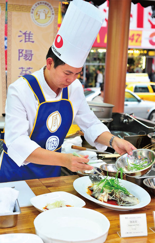 Luo Zizhao bierze udział w organizowanym po raz czwarty międzynarodowym konkursie kulinarnym NTD Television’s International Chinese Culinary Competition 