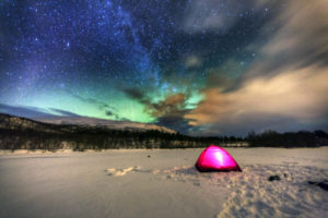 O to w tym wszystkim chodzi – by zauważyć, że pojechać w góry można samemu. Zdjęcie z prywatnego wyjazdu na północ Szwecji, widoczna zorza polarna (fot. Jan Mela)