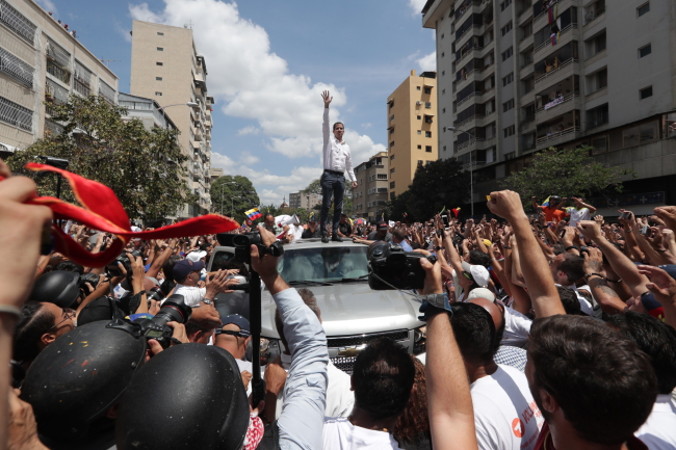 Przewodniczący parlamentu Wenezueli Juan Guaidó przemawia do swoich zwolenników podczas demonstracji w Caracas, Wenezuela, 9.03.2019 r. (Rayner Peńa/PAP/EPA)