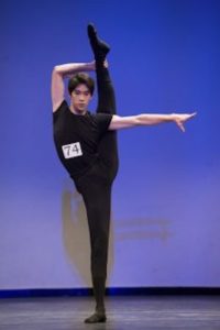 Piotr prezentuje swoje mistrzostwo w technice tanecznej podczas VI Międzynarodowego Konkursu Chińskiego Tańca Klasycznego, organizowanego przez NTD Television (Larry Dai)