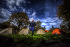 Forest Jump to cykliczne wyprawy integracyjne z grami terenowymi, spaniem w namiotach, skakaniem na linie nad przepaścią (fot. Jan Mela)