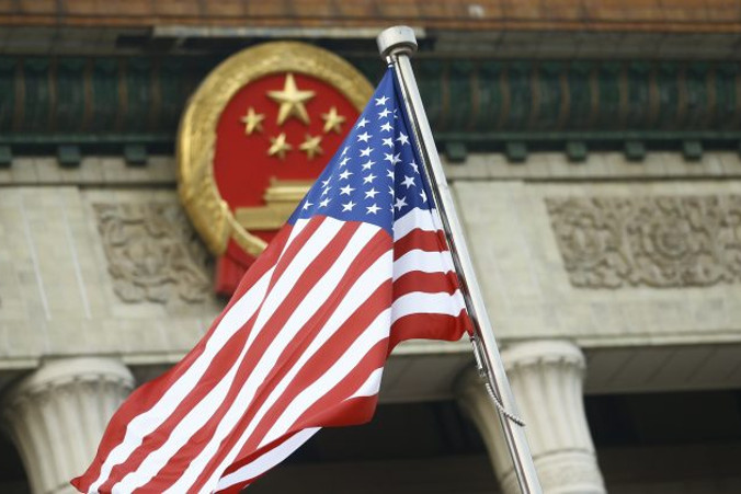 Flaga USA powiewa na ceremonii powitania prezydenta USA Donalda Trumpa przez chińskiego lidera Xi Jinpinga, Pekin, 9.11.2017 r. (Thomas Peter / Pool via Getty Images)