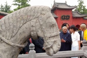 Indyjski premier Atal Bihari Vajpayee (po lewej) zadaje pytanie o kamienną rzeźbę konia przy wejściu do świątyni „Baima Si”, Świątyni Białego Konia w Luoyang, w prowincji Henan, w środkowych Chinach, 25.06.2003 r. Wizyta Vajpayee w Luoyang była znaczącym wydarzeniem, ponieważ w tym miejscu dwóch indyjskich mnichów po raz pierwszy upubliczniło nauki buddyzmu w Chinach<br/>(NG HAN GUAN/AFP/Getty Images)