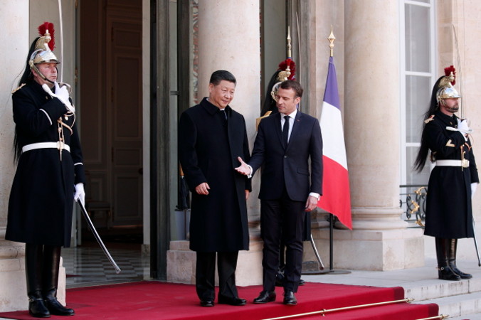 Prezydent Francji Emmanuel Macron (po prawej) wita prezydenta Chin Xi Jinpinga (po lewej) po przybyciu do Pałacu Elizejskiego w Paryżu, 25.03.2019 r. (YOAN VALAT/PAP/EPA)