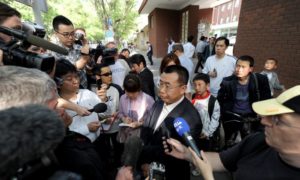 Zagraniczni dziennikarze przeprowadzają wywiad z chińskim obrońcą praw człowieka Jiang Tianyongiem, 2.05.2012 r. (Mark Ralston/AFP/Getty Images)