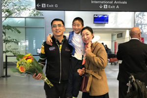 Yu Minga przywitała żona i syn na międzynarodowym lotnisku w San Francisco, 27.01.2019 r.<br/>(The Epoch Times)