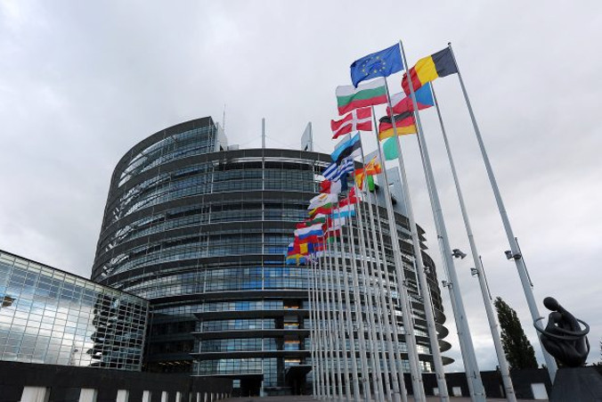 Flagi narodowe państw członkowskich Unii Europejskiej powiewają przed Parlamentem Europejskim, Strasburg we wschodniej Francji, 12.10.2012 r. (Frederick Florin/AFP/Getty Images)