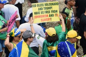 Zwolennicy prezydenta elekta Jaira Bolsonaro gromadzą się na Placu Trzech Władz w Brazylii przed ceremonią inauguracji, 1.01.2019 r. (Evaristo Sa/AFP/Getty Images)