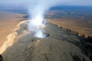 <a href="https://pl.wikipedia.org/wiki/Erta_Ale">Erta Ale</a> góruje nad krajobrazem Pustyni Danakilskiej, wznosząc się na wysokość 613 m n.p.m. Jest najaktywniejszym wulkanem w Etiopii (filippo_jean, <a href="https://creativecommons.org/licenses/by-sa/2.0/">CC BY-SA 2.0</a> / <a href="https://www.flickr.com/photos/26162032@N03/2455969983/">Flickr</a>)