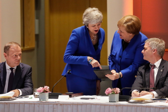 Przewodniczący Rady Europejskiej Donald Tusk (po lewej), premier Wielkiej Brytanii Theresa May (druga po lewej), kanclerz Niemiec Angela Merkel (druga po prawej) na początku specjalnego szczytu UE poświęconego brexitowi, podczas posiedzenia Rady Europejskiej w Brukseli, 10.04.2019 r. (OLIVIER HOSLET/PAP/EPA)