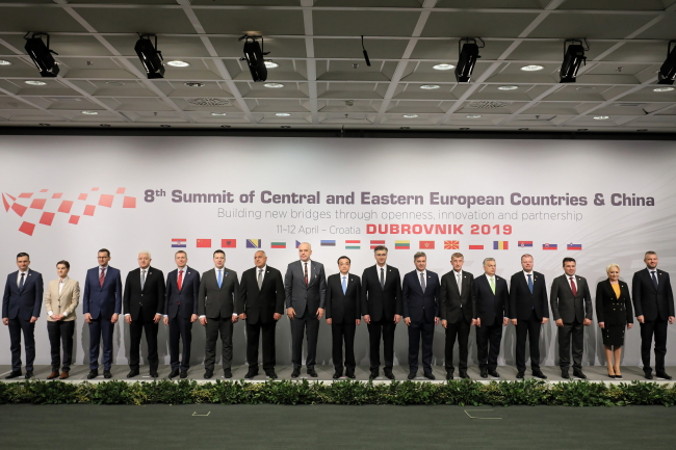 Premier Mateusz Morawiecki (trzeci po lewej) pozuje do wspólnego zdjęcia wraz z uczestnikami VIII Szczytu Szefów Rządów Państw Europy Środkowo-Wschodniej i Chin, Dubrownik, 12.04.2019 r. (Paweł Supernak / PAP)