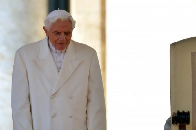 Papież Benedykt XVI pod koniec swojej ostatniej cotygodniowej audiencji 27.02.2013 r. na Placu św. Piotra w Watykanie (Alberto Pizzoli/AFP/Getty Images)