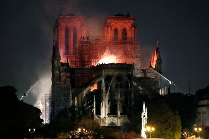 Płomienie trawiące dach katedry Notre Dame w Paryżu, Francja, 15.04.2019 r. (IAN LANGSDON/PAP/EPA)