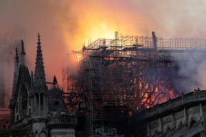 Pożar katedry Notre Dame w Paryżu, zawaliła się iglica. Wieże i strukturę katedry ocalono