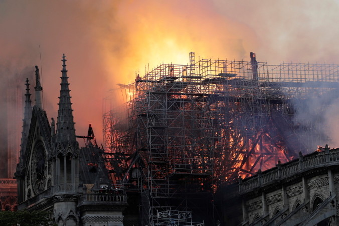 Płomienie na dachu katedry Notre Dame w Paryżu, Francja, 15.04.2019 r. Pożar rozpoczął się późnym popołudniem w jednym z najczęściej odwiedzanych zabytków stolicy Francji (IAN LANGSDON/PAP/EPA)