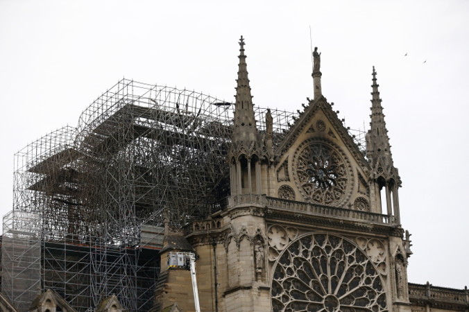 Widok katedry Notre Dame i rusztowania po wielkim pożarze, który zniszczył dach budowli, Paryż, 16.04.2019 r. (IAN LANGSDON/PAP/EPA)