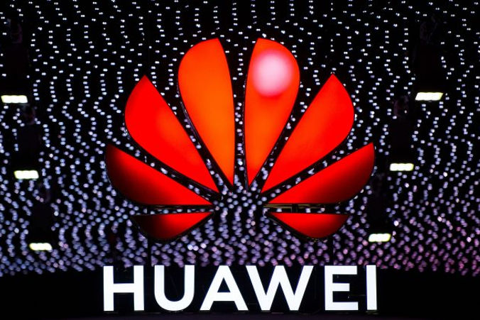 (Logo Huawei widoczne na stoisku firmy podczas GSMA Mobile World Congress w Barcelonie, 26.02.2019 r. (David Ramos / Getty Images)