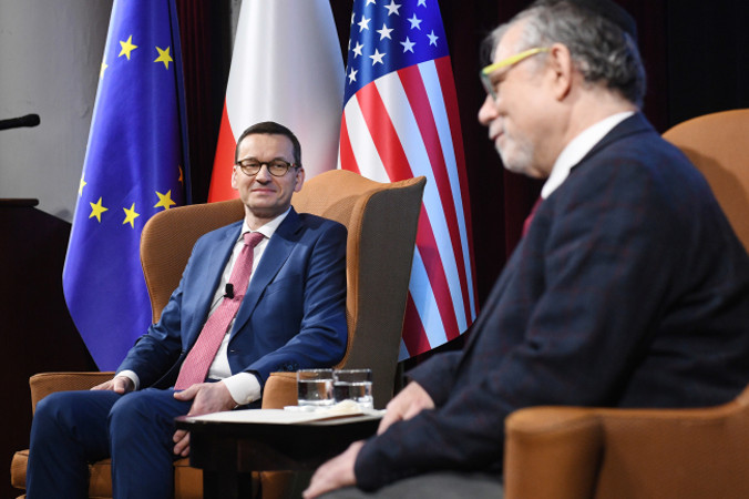 Premier Mateusz Morawiecki podczas nieformalnej rozmowy z amerykańskim prawnikiem, profesorem Josephem Weilerem, Nowy Jork, 17.04.2019 r. (Radek Pietruszka / PAP)