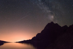 Według ekspertów Lirydy najlepiej oglądać tuż przed świtem 23 kwietnia. Na zdjęciu ilustracyjnym widać meteor w nieoznaczonej lokalizacji (StockSnap / <a href="https://pixabay.com/pl/photos/g%C3%B3rskie-dolina-wody-ciecz-niebo-2589576/">Wikimedia</a>)