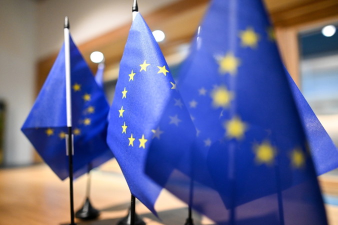 Flagi Unii Europejskiej stoją na stole w sklepie z pamiątkami w Parlamencie Europejskim w Strasburgu, Francja, 17.04.2019 r. (PATRICK SEEGER/PAP/EPA)