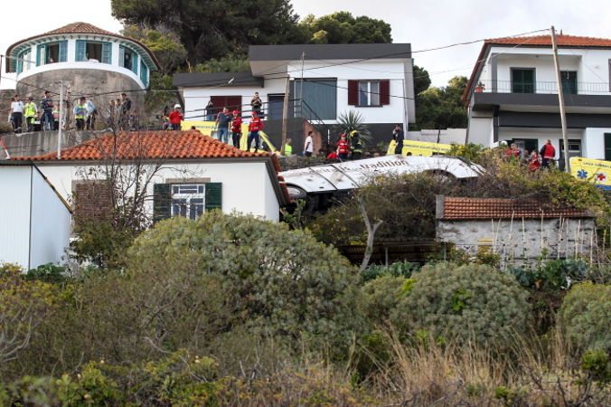 Służby ratunkowe sprawdzają miejsce wypadku autobusu turystycznego w Canico, Santa Cruz, na Maderze, Portugalia, 17.04.2019 r. (HOMEM GOUVEIA/PAP/EPA)