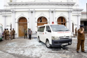 Funkcjonariusze policji sprawdzają otoczenie po wybuchu w kościele św. Antoniego w Kochchikade w Kolombo na Sri Lance, 21.04 2019 r. (M.A. PUSHPA KUMARA/PAP/EPA)
