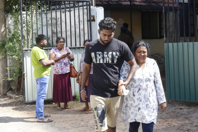 Krewni czekają, by odebrać ciała członków rodziny, którzy stali się ofiarami serii wybuchów w Kolombo, Sri Lanka, 22.04.2019 r. (M.A. PUSHPA KUMARA/PAP/EPA)