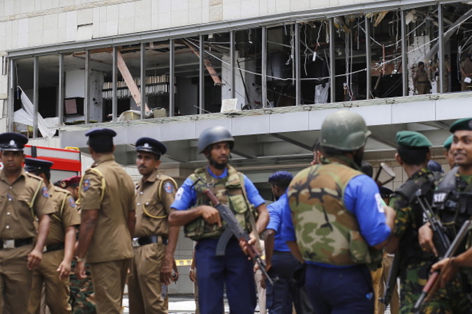Policja i personel ochrony stoją na straży po wybuchu w hotelu Shangri-La w Kolombo na Sri Lance, 21.04.2019 r. (M.A. PUSHPA KUMARA/PAP/EPA)