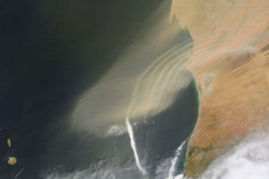 Mała, słaba burza piaskowa uchwycona na zdjęciu przez satelitę Terra, NASA, północno-zachodnia Afryka, 23.09.2011 r. (NASA – http://rapidfire.sci.gsfc.nasa.gov/cgi-bin/imagery/single.cgi?image=WestAfrica.A2011266.1200.250m.jpg / <a href="https://commons.wikimedia.org/w/index.php?curid=23010616">domena publiczna</a>)