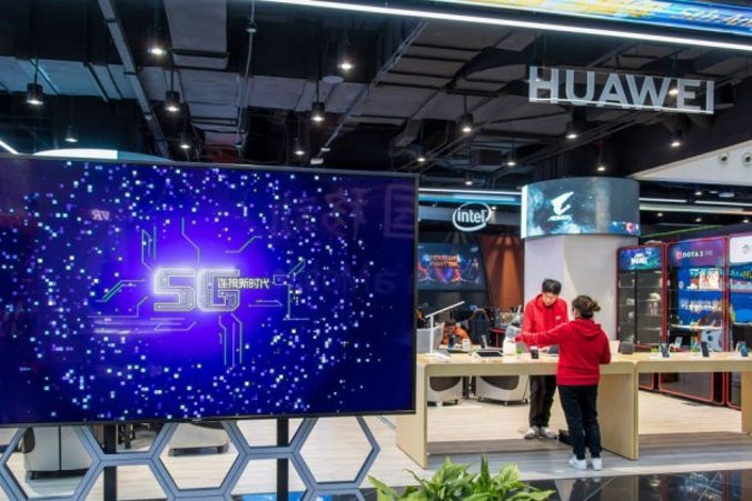 Stoisko Huawei w centrum usług China Mobile 5G w Szanghaju, 20.12.2018 r. (STR / AFP / Getty Images)