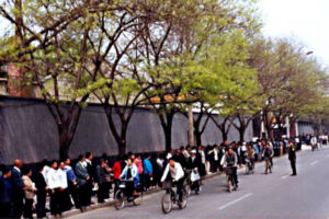 Praktykujący Falun Gong na ulicy Fuyou, 25.04.1999 r. (Minghui.org)