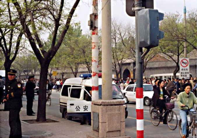 Ulica Fouyou zanim policja wyłączyła ją z ruchu, 25.04.1999 r. (dzięki uprzejmości Minghui.org)