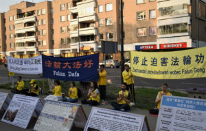 Praktykujący Falun Dafa przed ambasadą ChRL w Warszawie w 20. rocznicę apelu pod Zhongnanhai w Pekinie, Warszawa, 25.04.2019 r. (The Epoch Times)